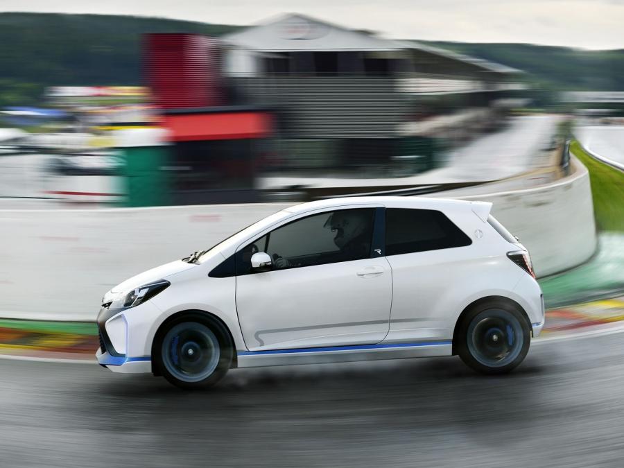  Toyota Yaris Hybrid-R Concept 2013 года  (фото 26 из 42)